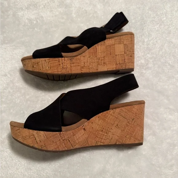 Clarks Women's Black and Tan Sandals - Picture 6 of 11